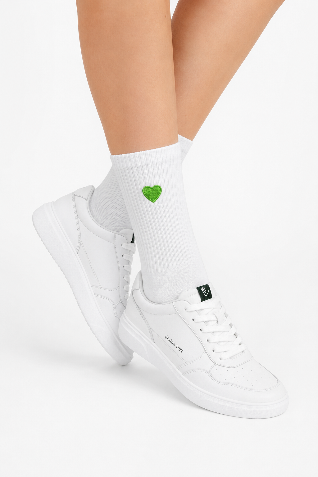 Gruenes Herz Sportsocken am Model mit Sneaker