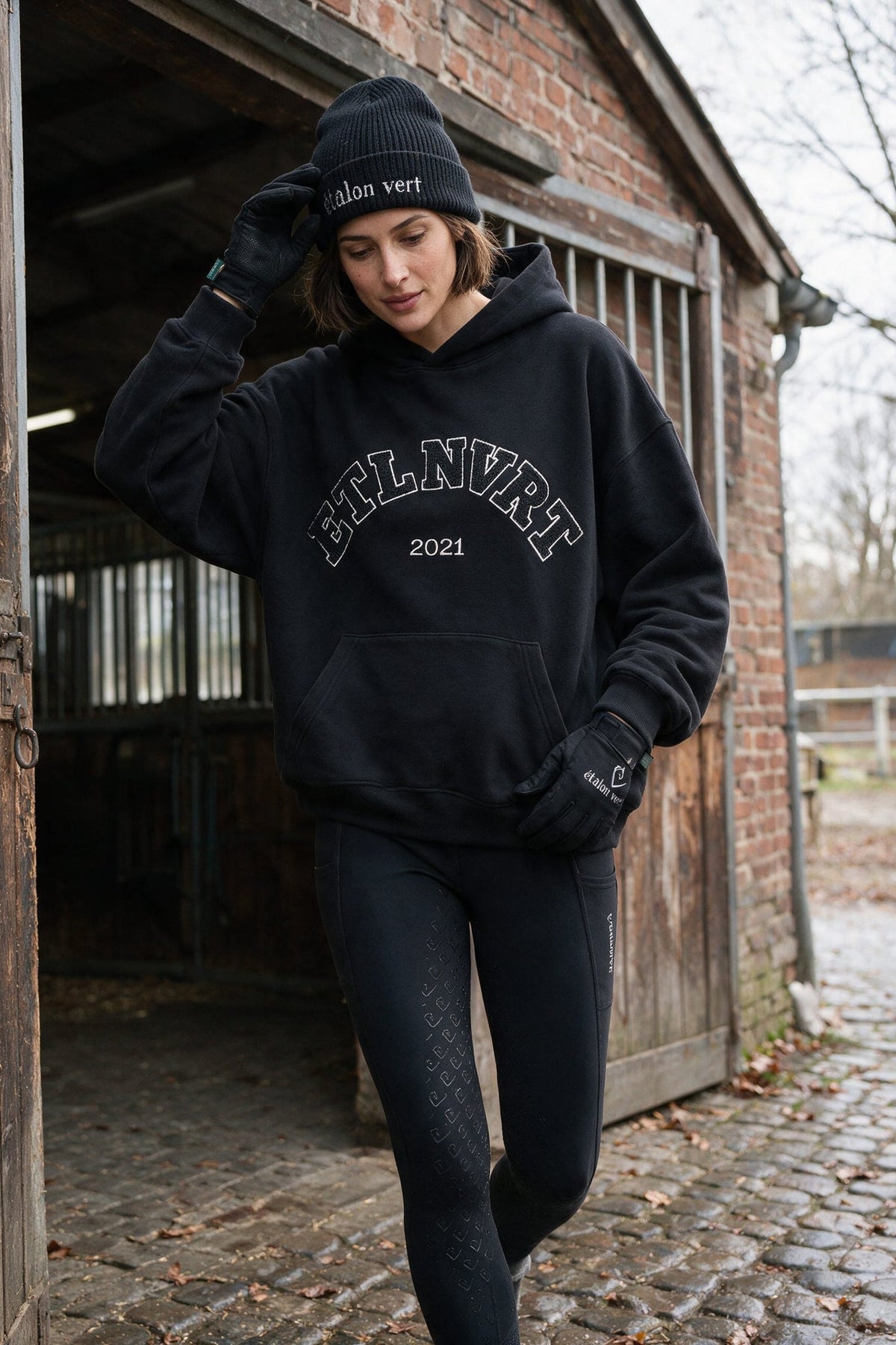 étalon vert – Black ETLNVRT Chenille Hoodie – front – Elise