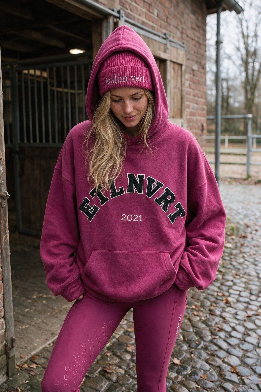 étalon vert – Very Berry ETLNVRT Chenille Hoodie – front three-quarter with hood raised – Celine