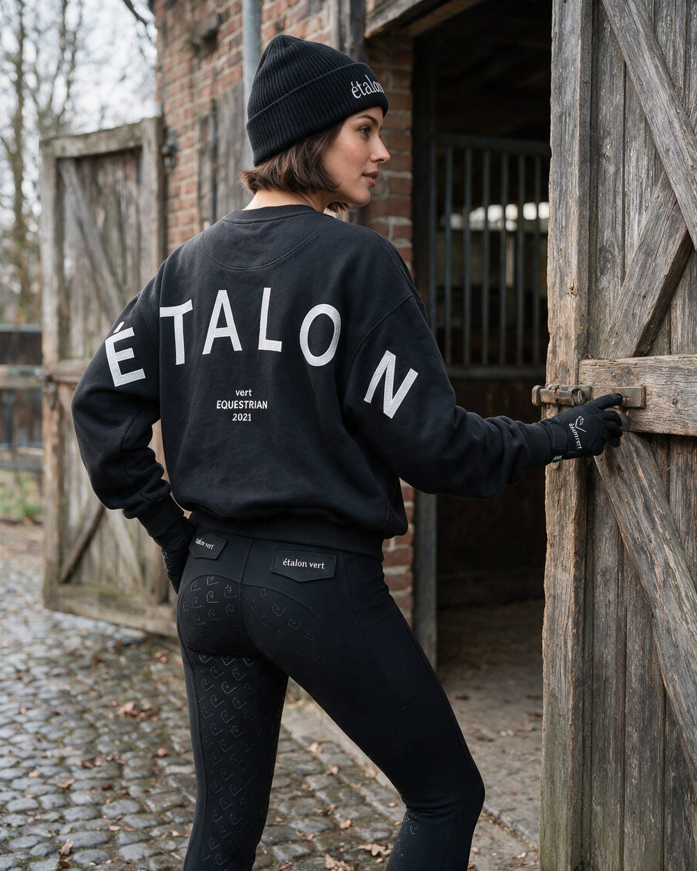 étalon vert – Black ETALON Letters Sweater – right side – Elise