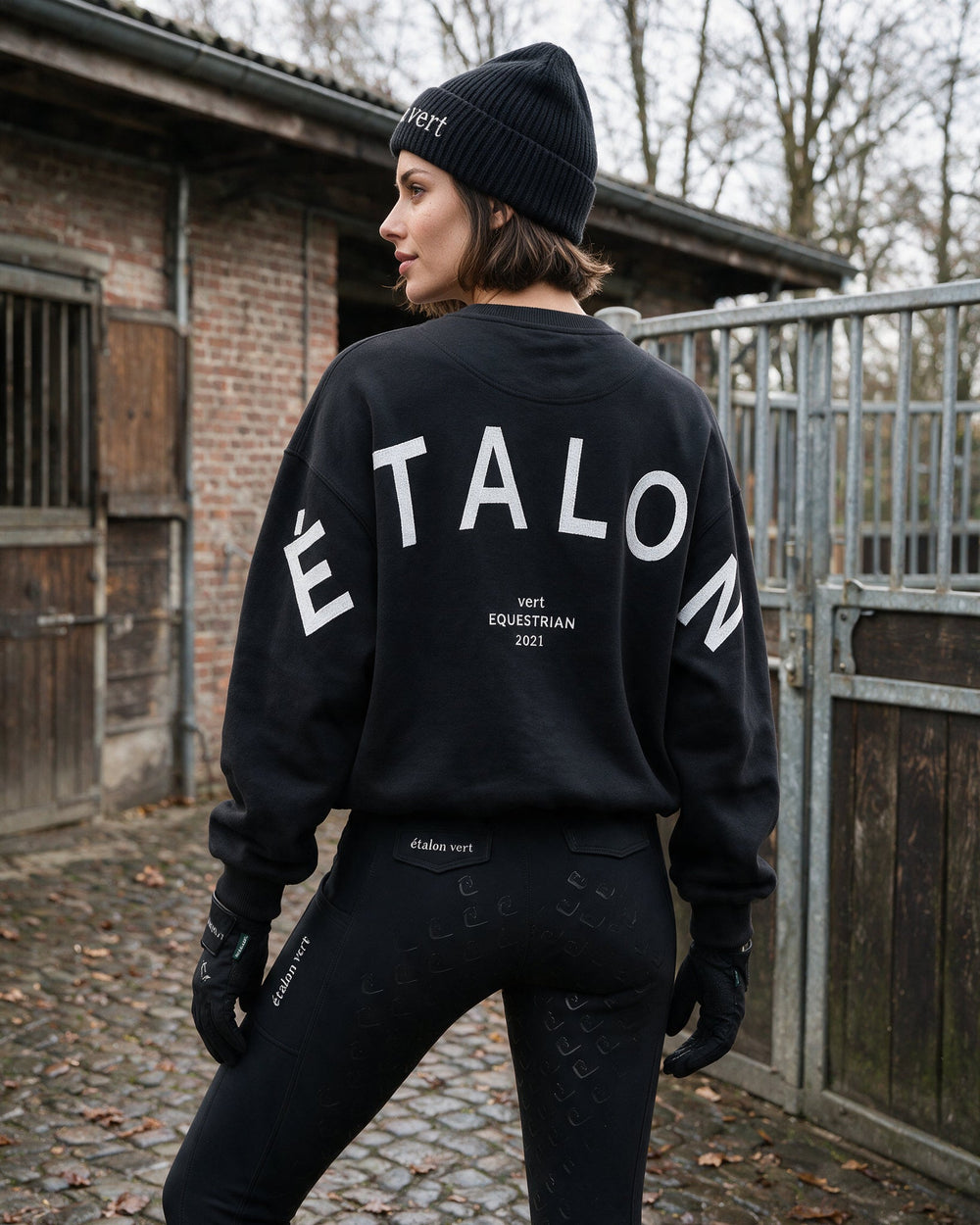 étalon vert – Black ETALON Letters Sweater – rear artwork and upper sleeves detail – Elise