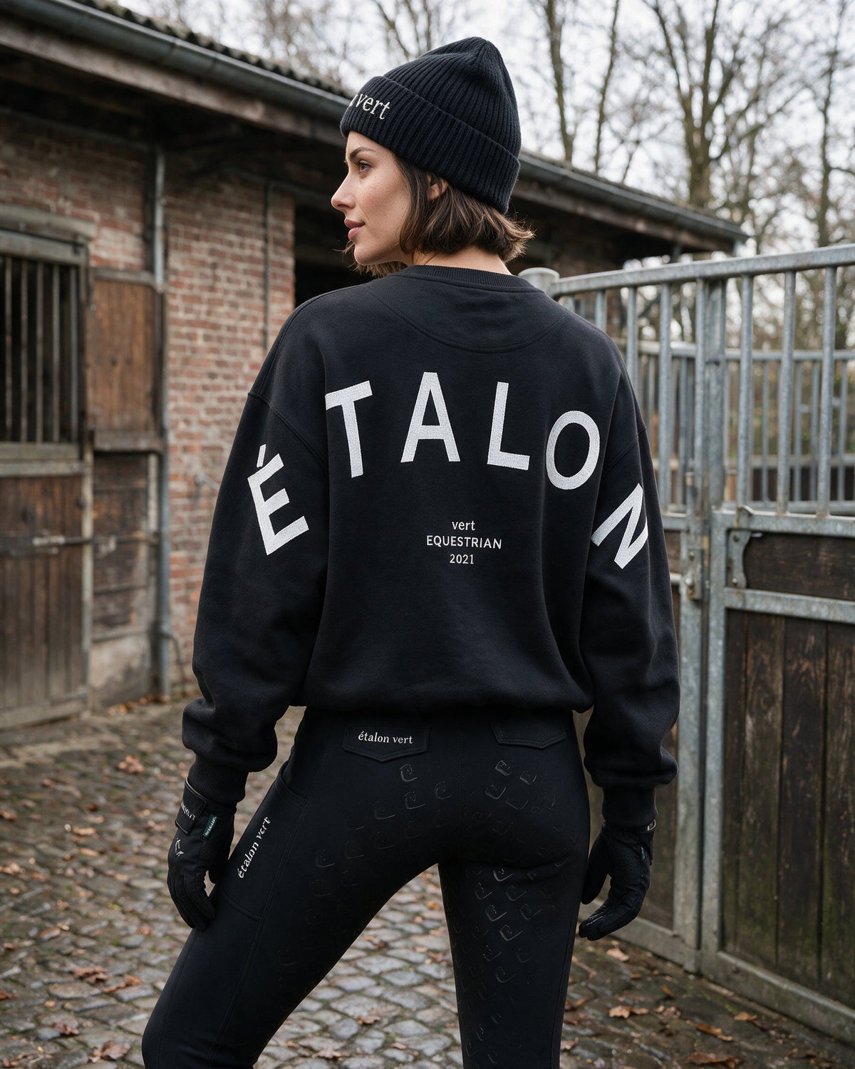 étalon vert – Black ETALON Letters Sweater – rear artwork and upper sleeves detail – Elise