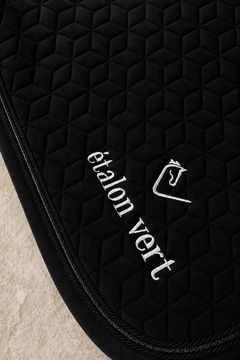 Schabracke in black – Steppung und Glitzer-Kordel im Detail