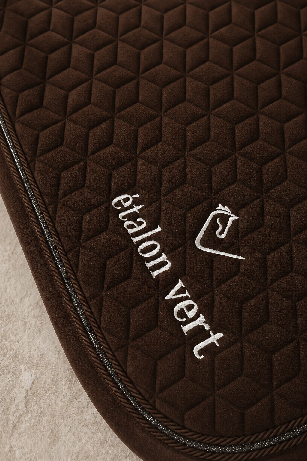 Schabracke in brown – Steppung und Glitzer-Kordel im Detail