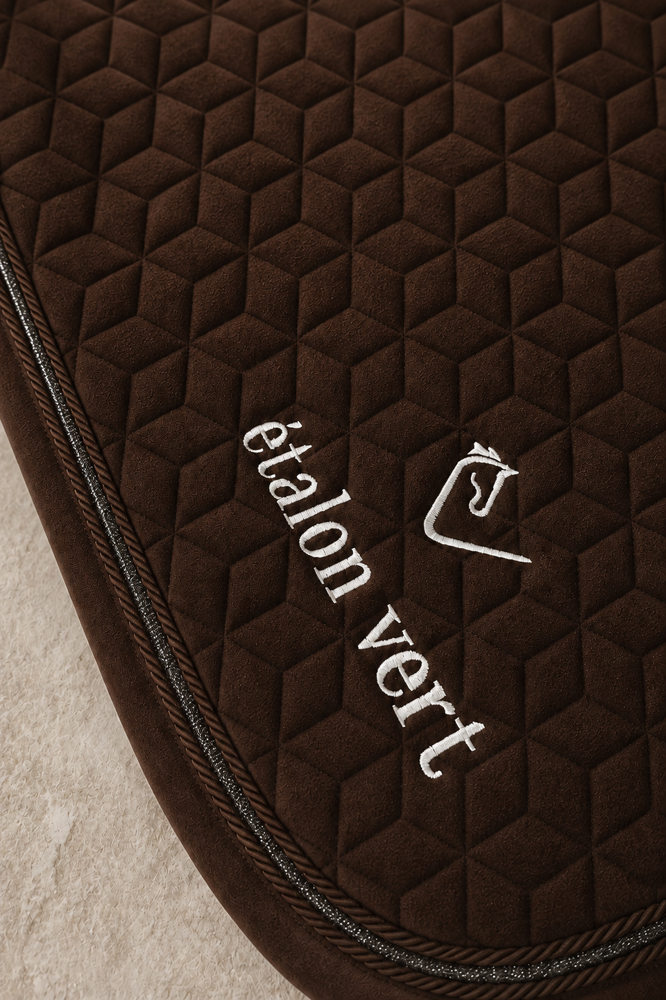 Schabracke in brown – Steppung und Glitzer-Kordel im Detail