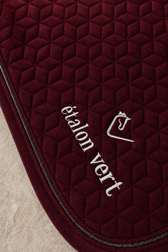 Schabracke in burgundy – Steppung und Glitzer-Kordel im Detail