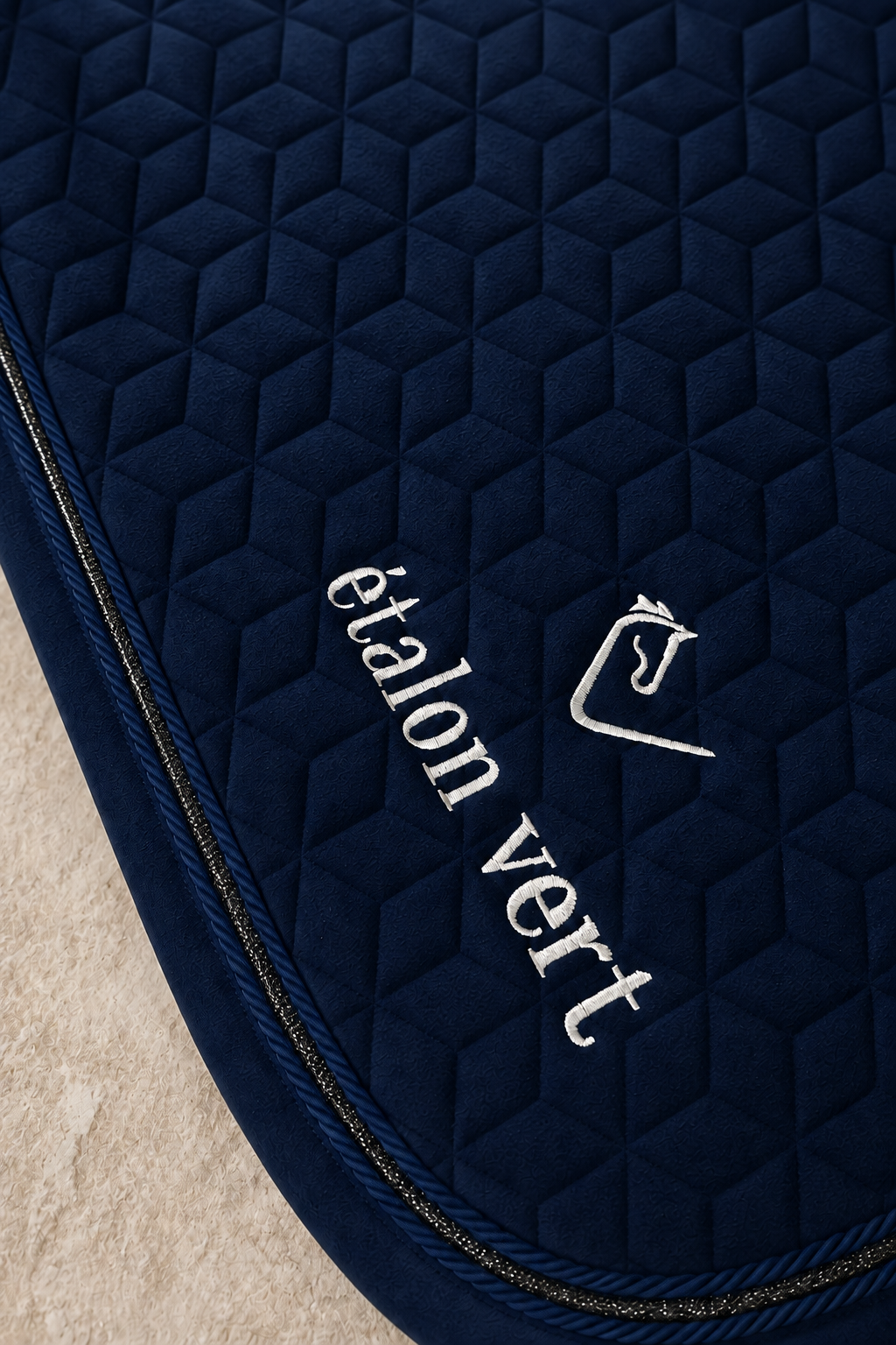 Schabracke in navy – Steppung und Glitzer-Kordel im Detail