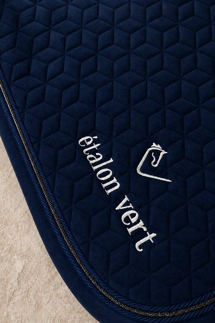 Schabracke in navy – Steppung und Glitzer-Kordel im Detail