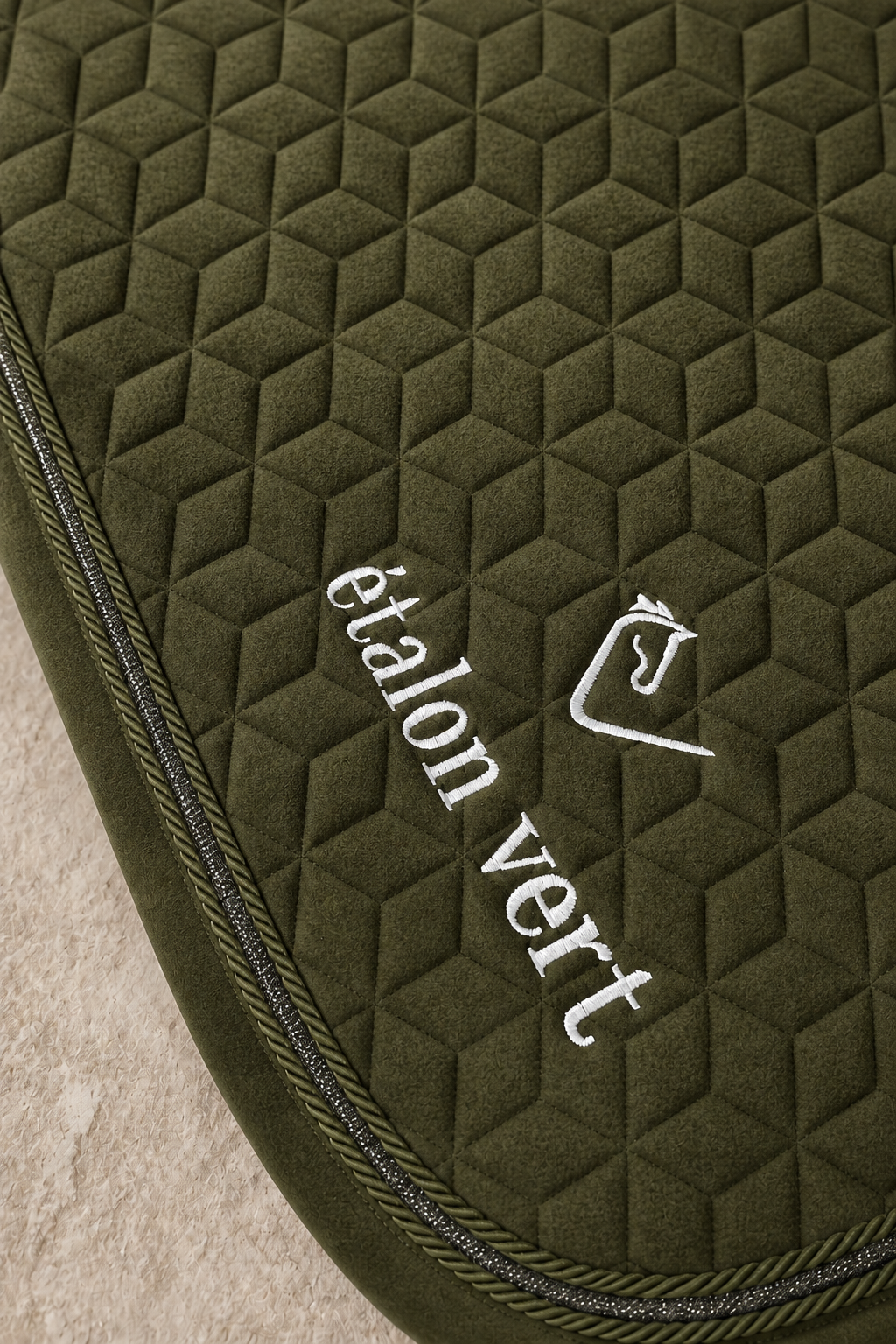 Schabracke in olive – Steppung und Glitzer-Kordel im Detail