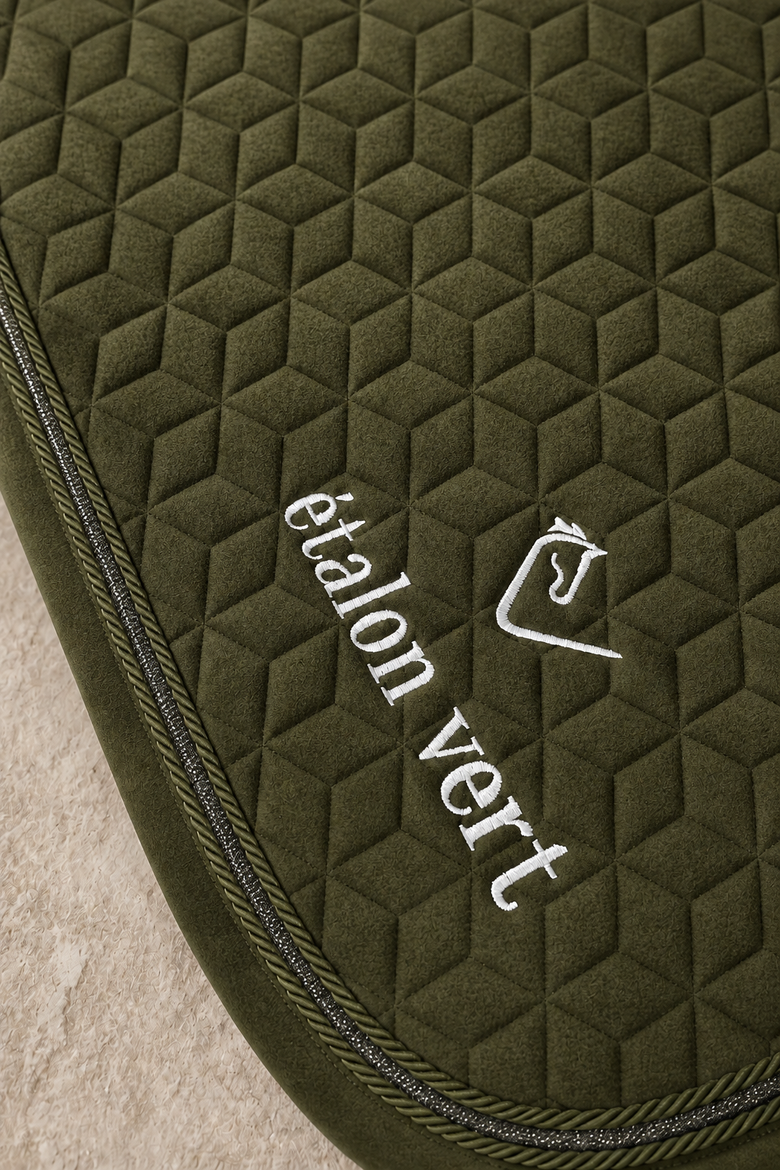 Schabracke in olive – Steppung und Glitzer-Kordel im Detail