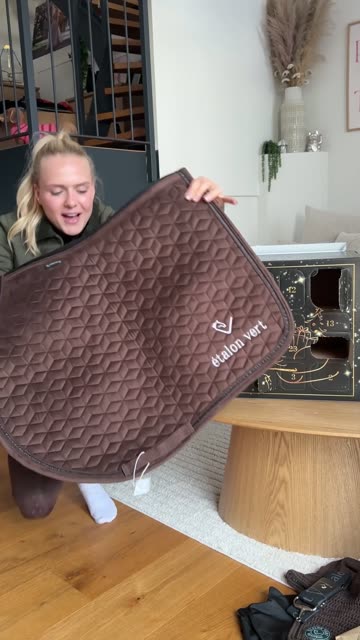 Anja packt die braune Schabracke aus Türchen 24 aus