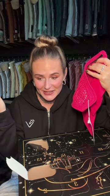 Celina zeigt die Fliegenohren in Very Berry beim Unboxing