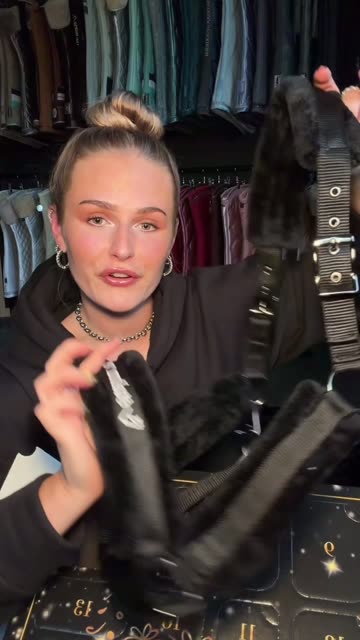 Celina zeigt das schwarze Fellhalfter aus Türchen 1