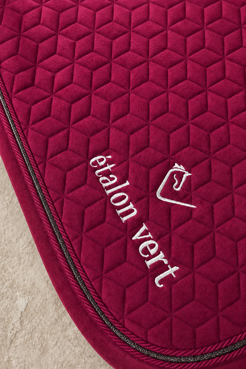Schabracke in very-berry – Steppung und Glitzer-Kordel im Detail