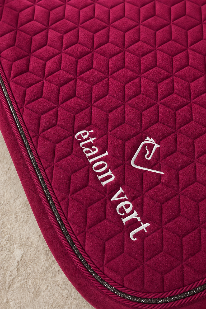 Schabracke in very-berry – Steppung und Glitzer-Kordel im Detail