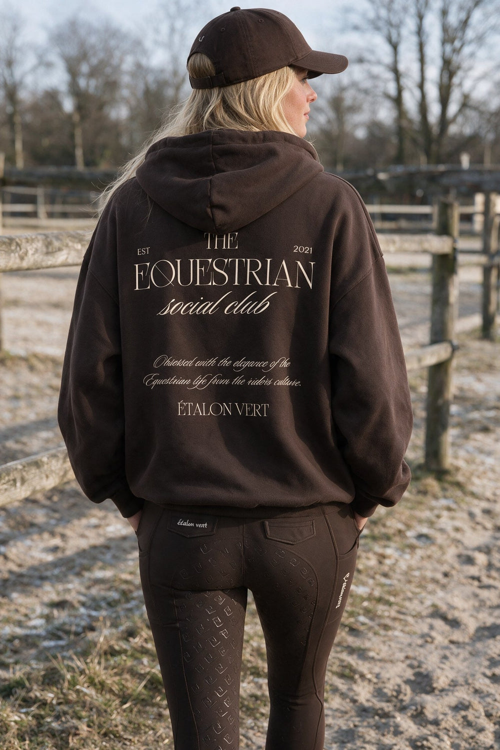 étalon vert – Equestrian Social Club – Chocolate Brown – ausgewähltes Modelmotiv B113