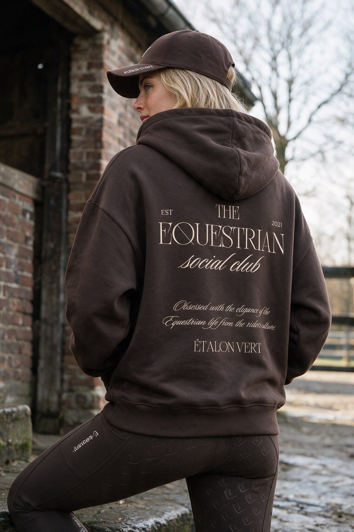 étalon vert – Equestrian Social Club – Chocolate Brown – ausgewähltes Modelmotiv B115
