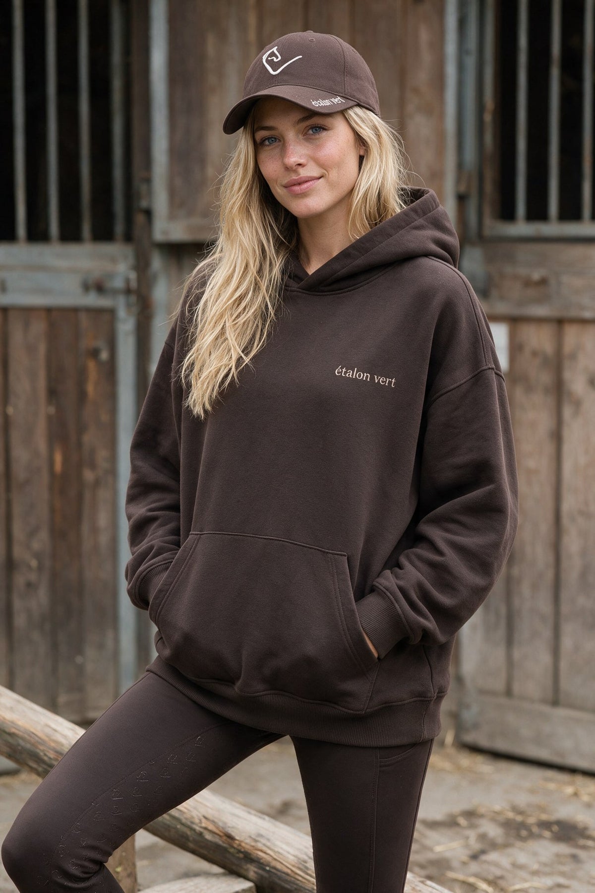 étalon vert – Equestrian Social Club – Chocolate Brown – ausgewähltes Modelmotiv B117