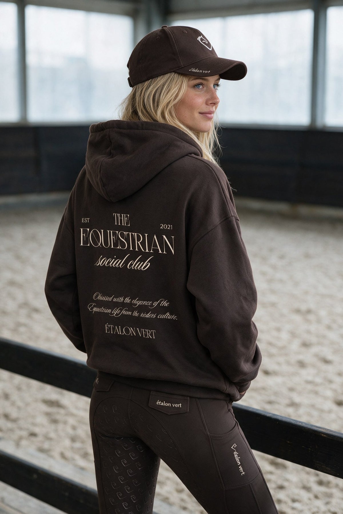 étalon vert – Equestrian Social Club – Chocolate Brown – ausgewähltes Modelmotiv B118