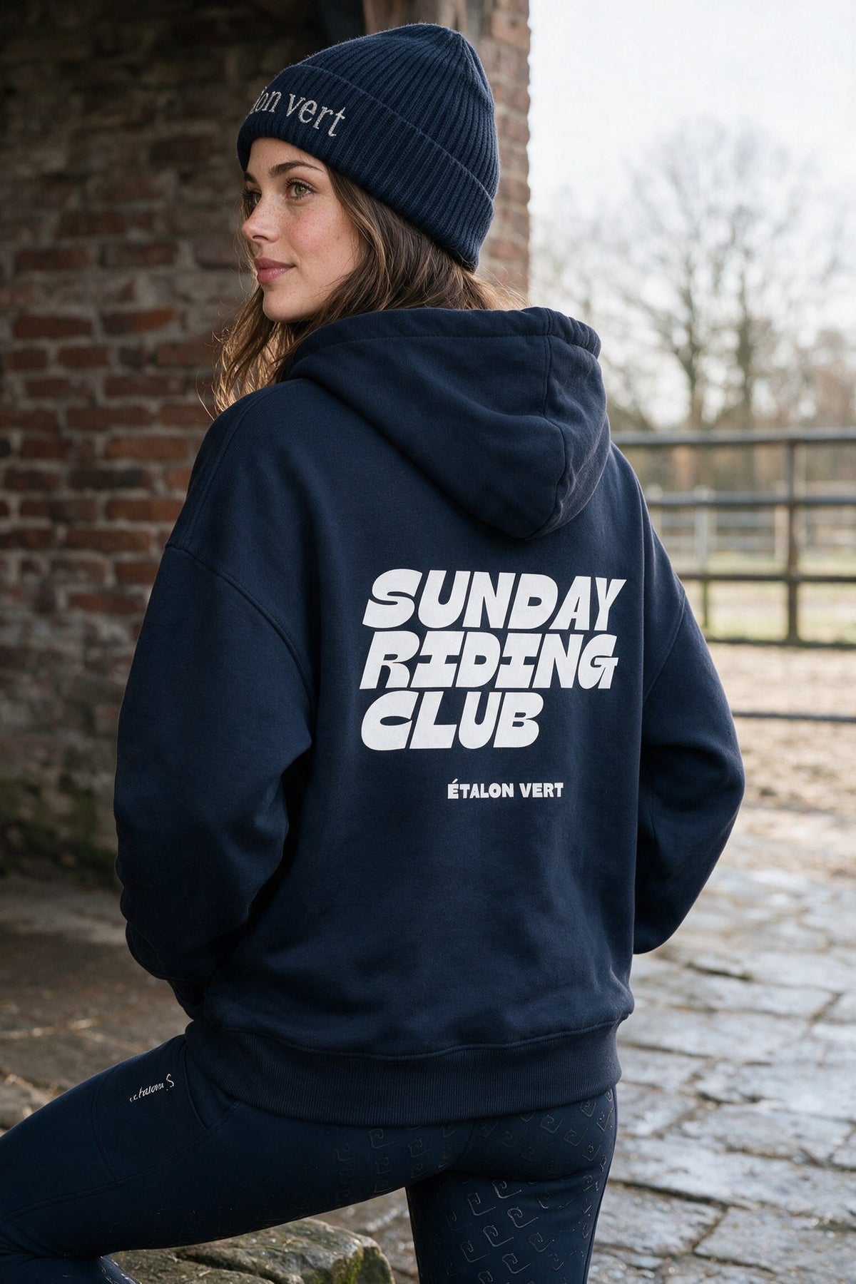 étalon vert – Sunday Riding Club – Navy – ausgewähltes Modelmotiv B155