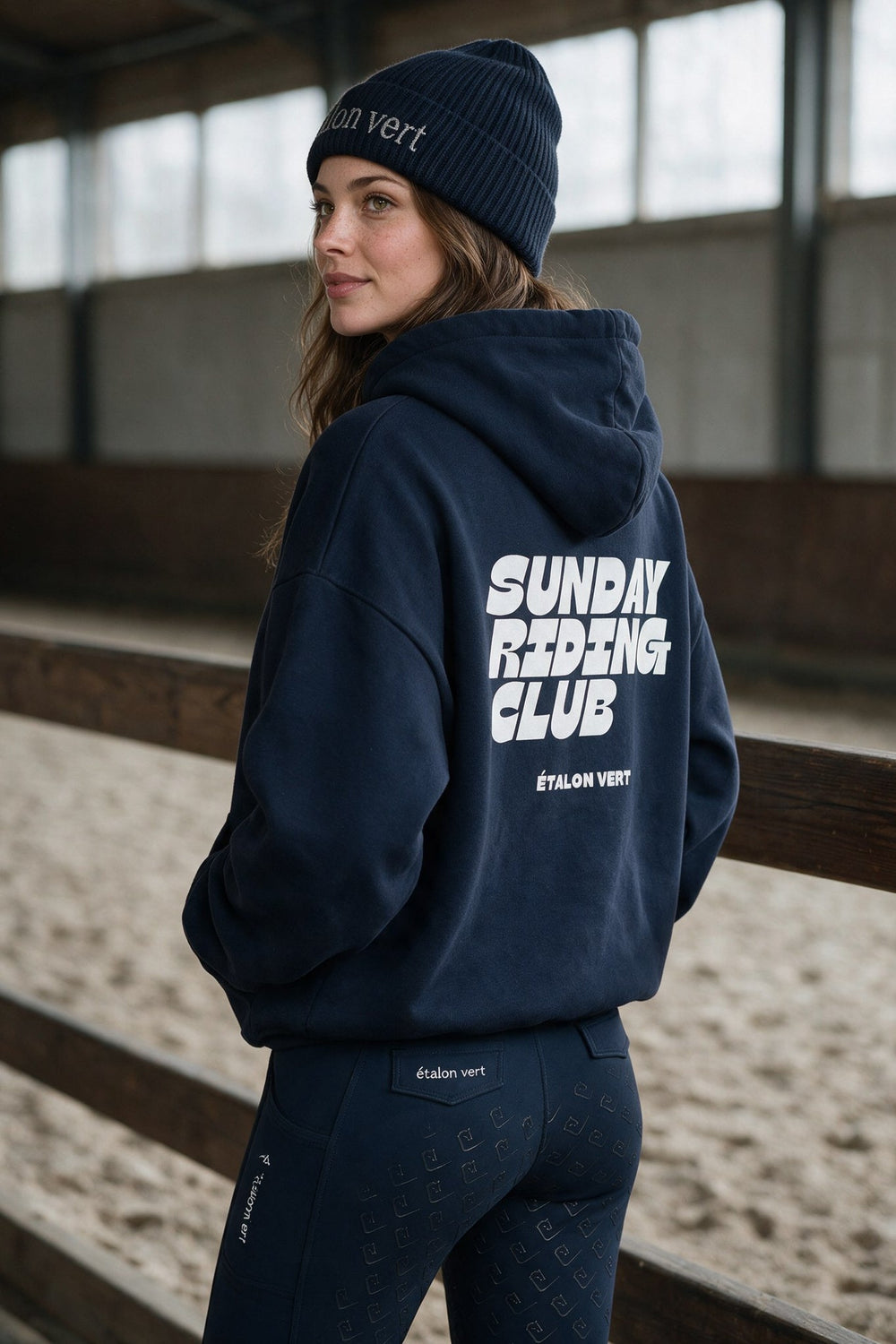 étalon vert – Sunday Riding Club – Navy – ausgewähltes Modelmotiv B158