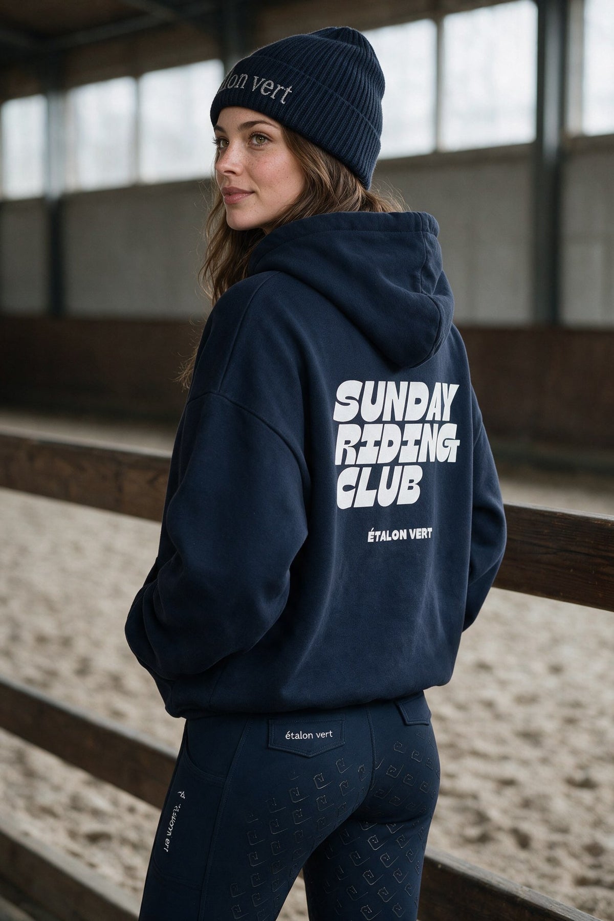 étalon vert – Sunday Riding Club – Navy – ausgewähltes Modelmotiv B158