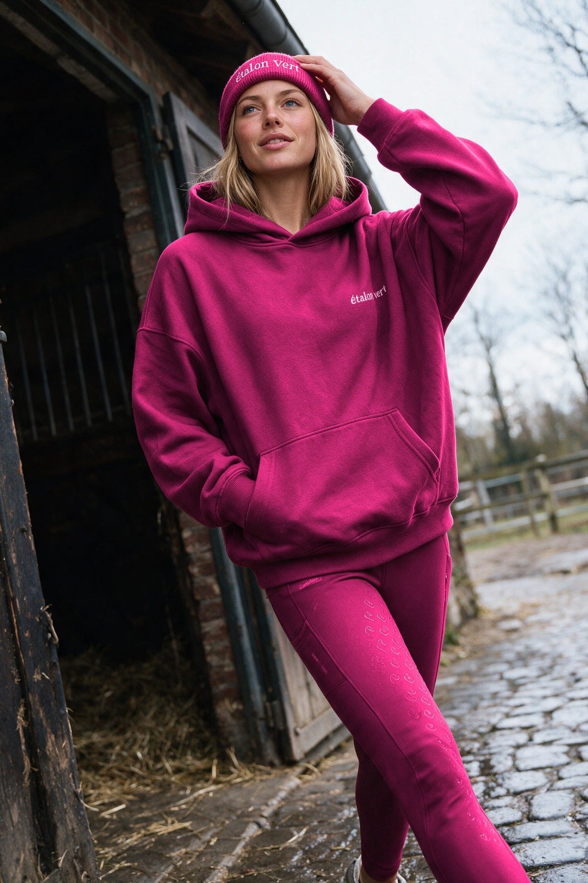 étalon vert – Oversize Hoodie Very Berry – Vorderansicht mit kleinem Brustlogo – Frau – B184