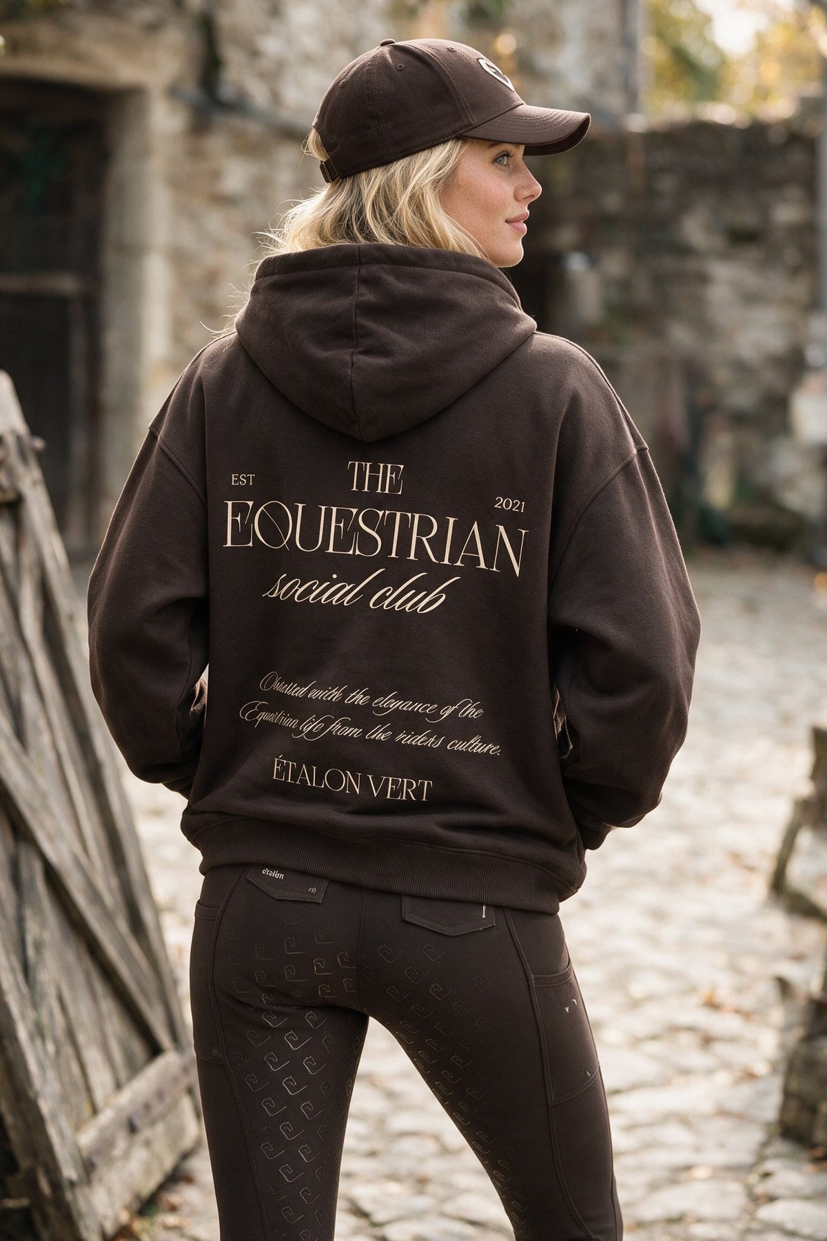 étalon vert – Equestrian Social Club – Chocolate Brown – ausgewähltes Modelmotiv B408