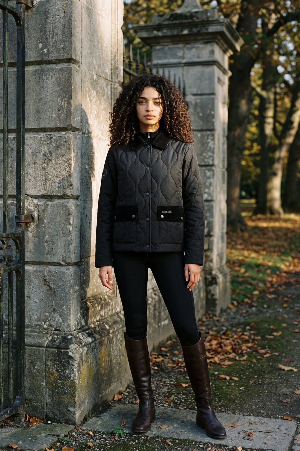 étalon vert Baloubet Heritage Jacket in Schwarz – Geschlossene Jacke am Model, ganze Silhouette
