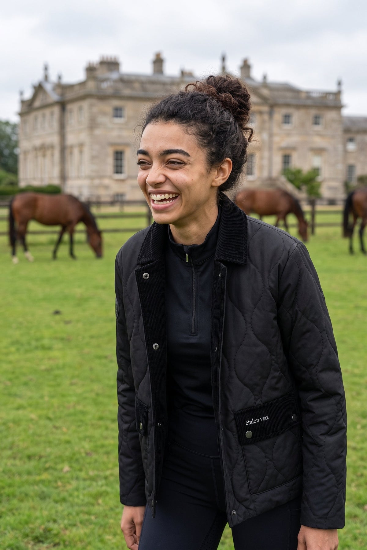 étalon vert Baloubet Heritage Jacket in Schwarz – Offene Jacke am Model, Kragen und Taschen sichtbar