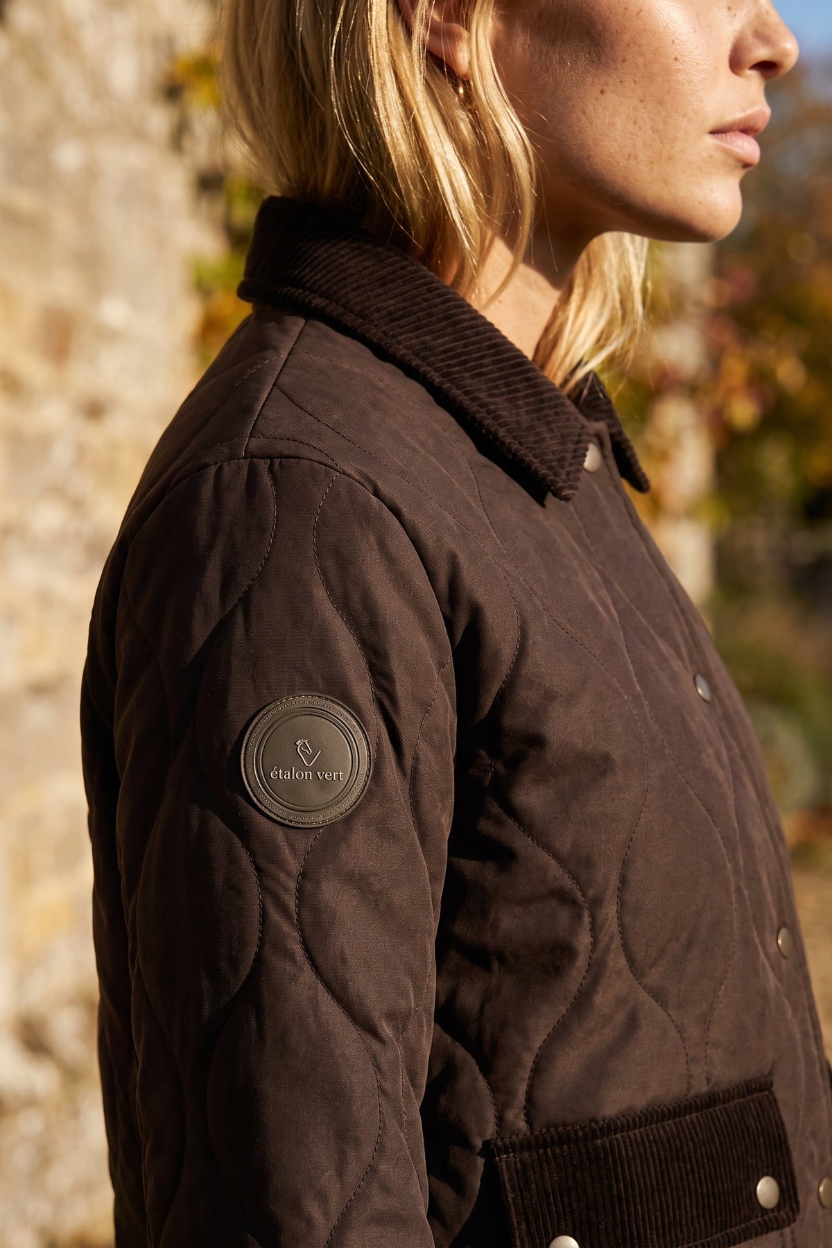 étalon vert Baloubet Heritage Jacket in Dunkelbraun – Detailansicht von Cordkragen, Steppung und Ärmelpatch