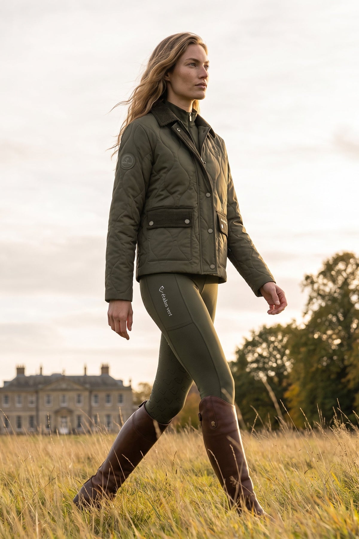 étalon vert Baloubet Heritage Jacket in Oliv – Jacke am Model in Bewegung
