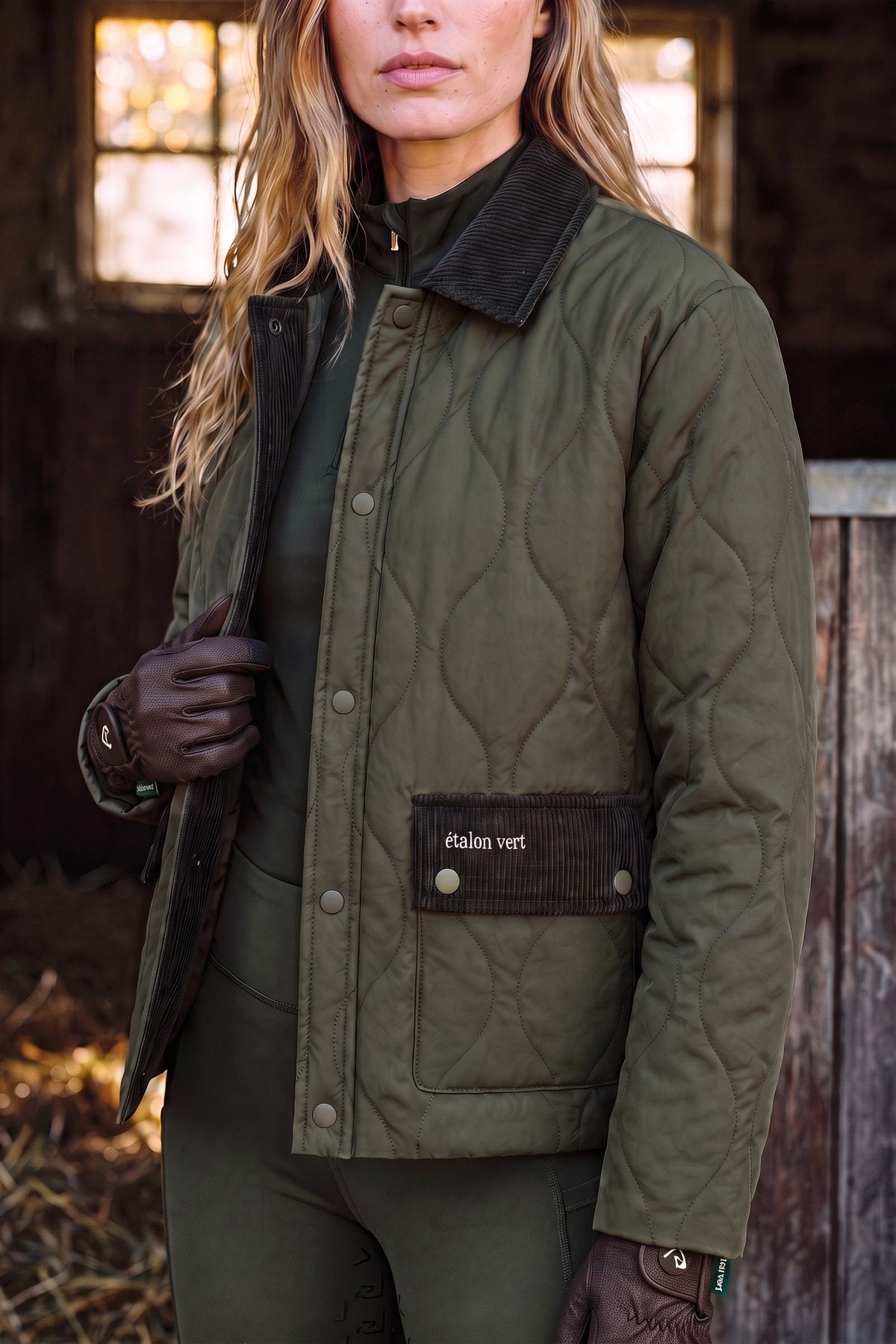 étalon vert Baloubet Heritage Jacket in Oliv – Nahansicht von Cordkragen, Steppung und Taschen