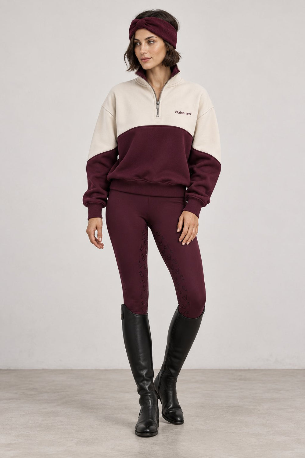 Bicolor Zip Sweater Off-white/Burgundy – Ruhiges frontales Tragebild