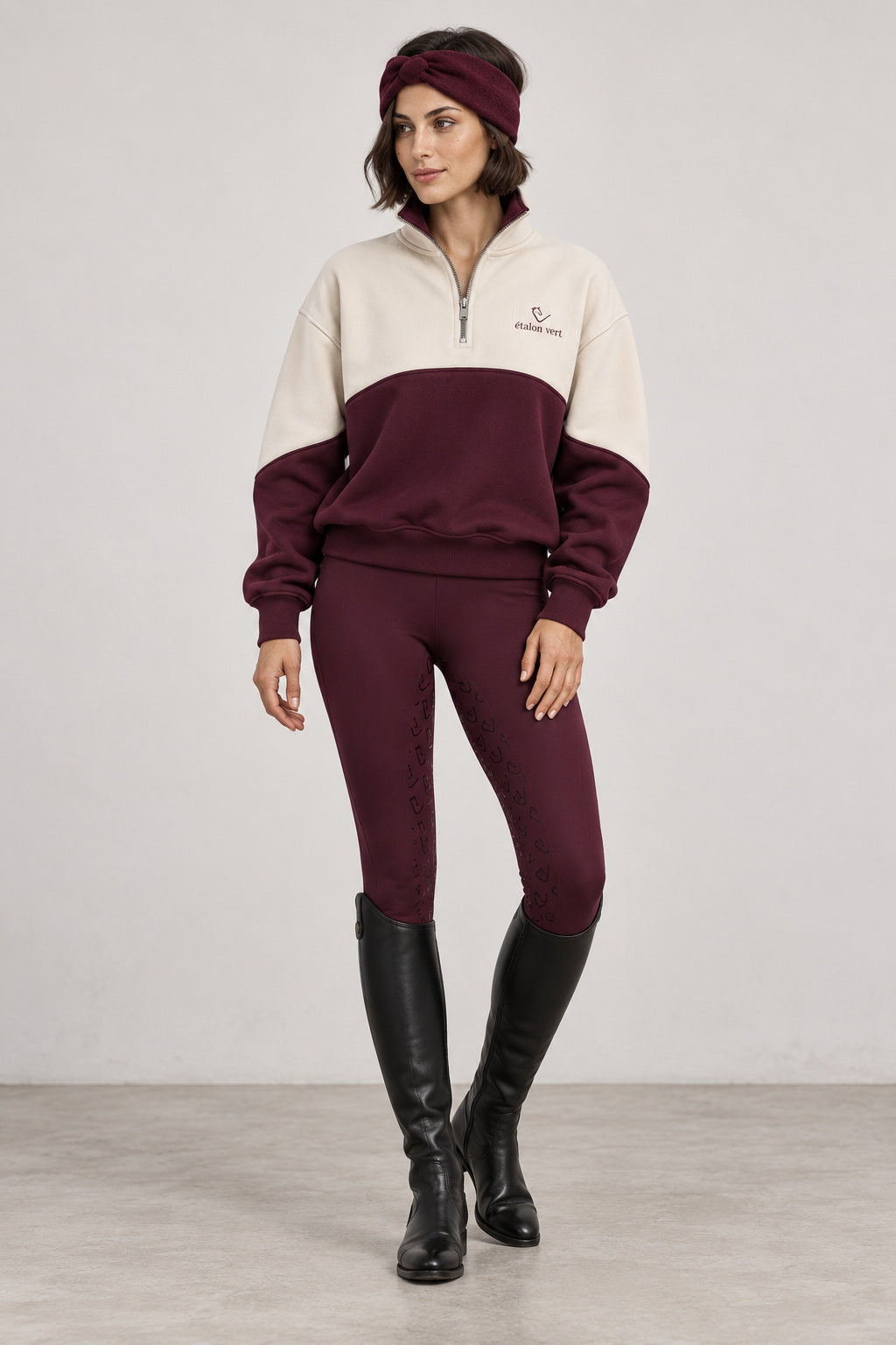 Bicolor Zip Sweater Off-white/Burgundy – Ruhiges frontales Tragebild