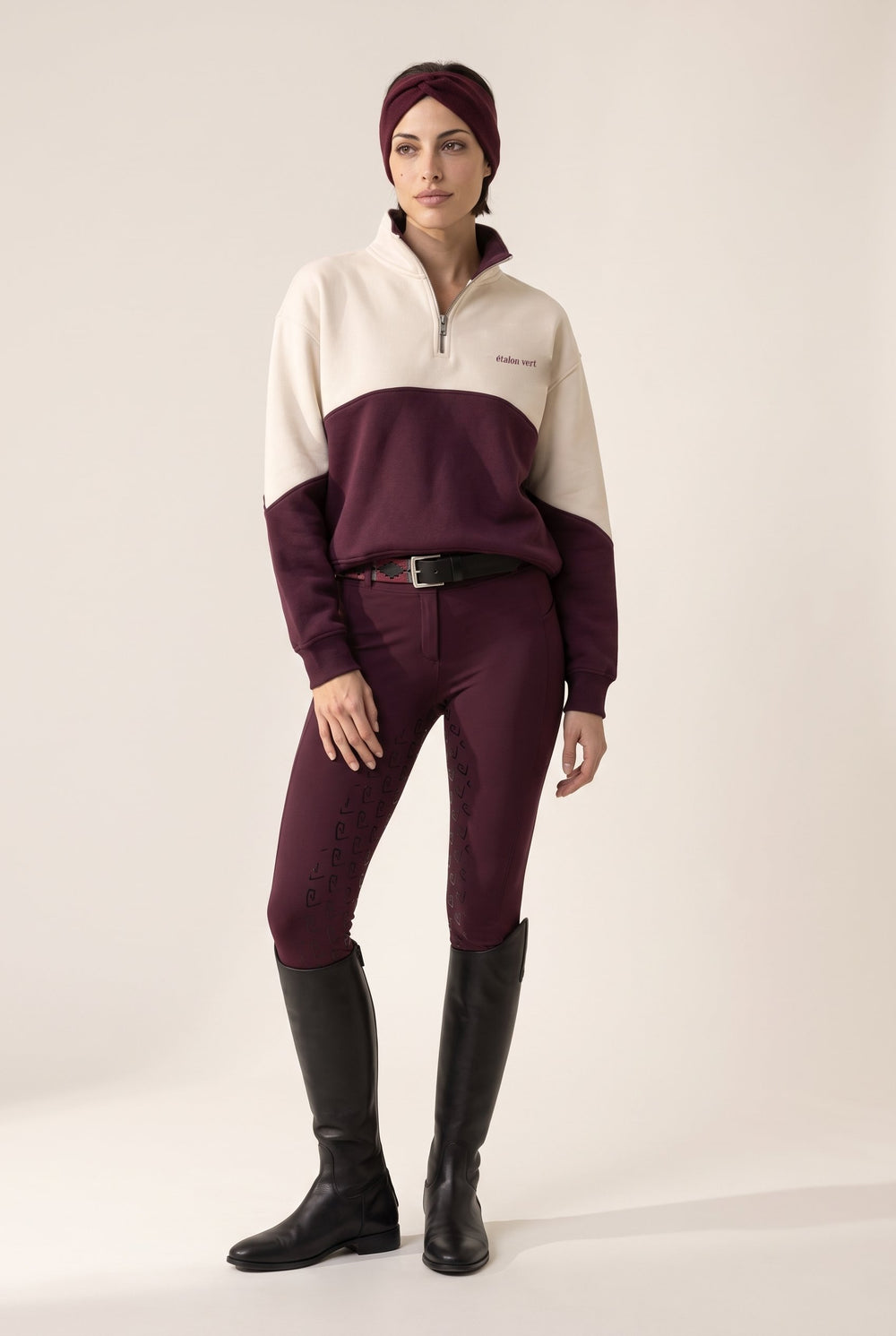 Bicolor Zip Sweater Off-white/Burgundy – Ruhiges frontales Tragebild