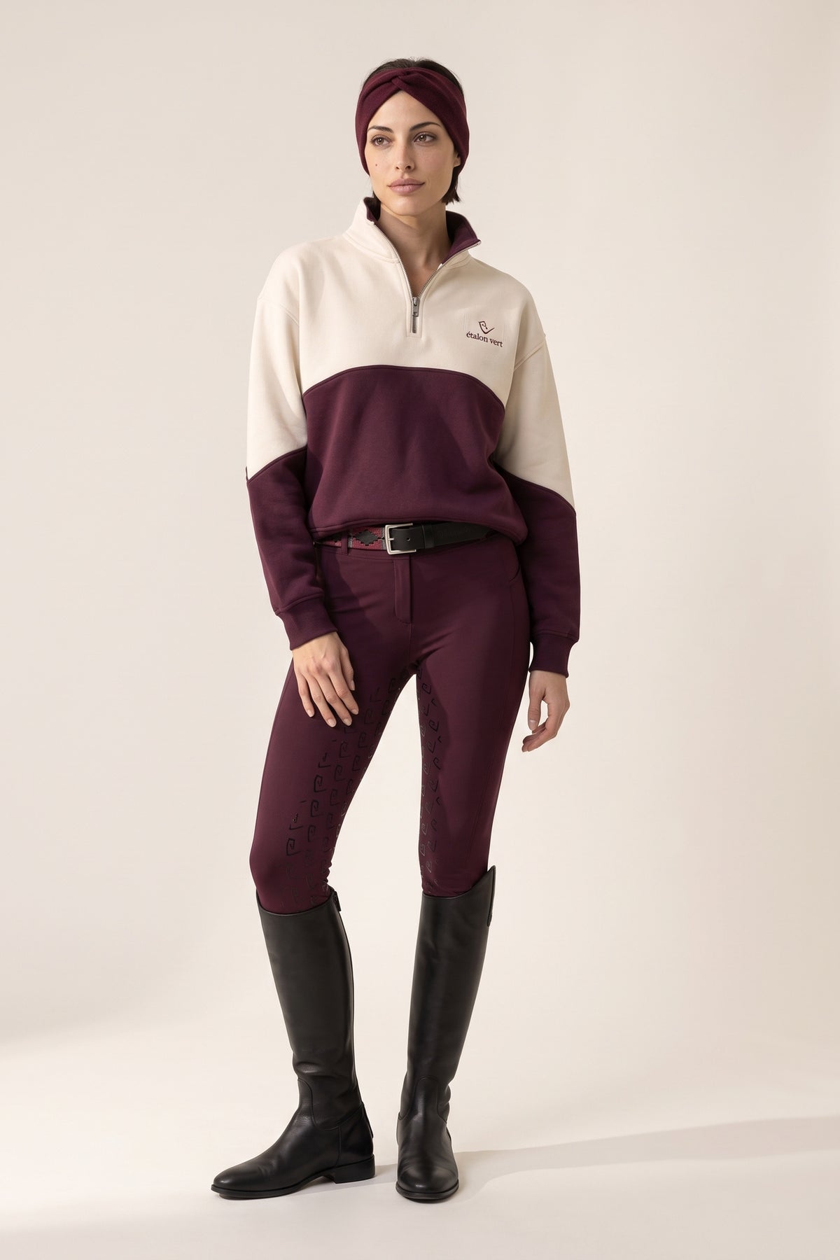 Bicolor Zip Sweater Off-white/Burgundy – Ruhiges frontales Tragebild