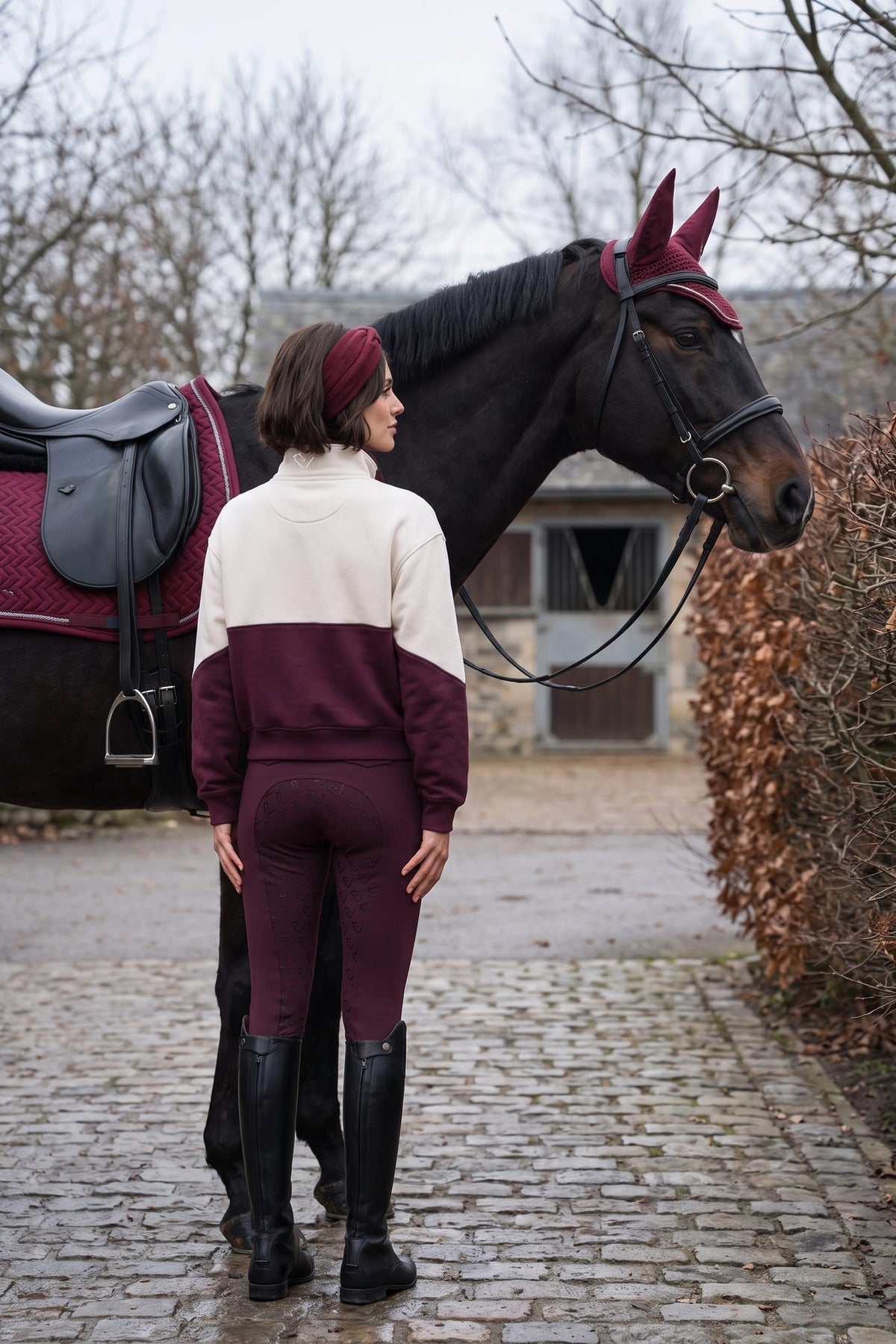 Bicolor Zip Sweater Off-white/Burgundy – Rückenansicht am Pferd