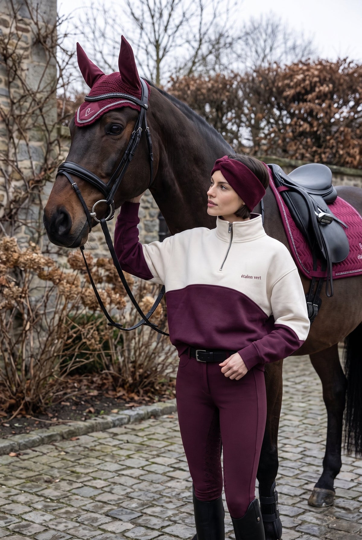 Bicolor Zip Sweater Off-white/Burgundy – Burgundy-Pferdeportrait