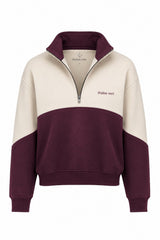 Bicolor Zip Sweater Off-white/Burgundy – Vorderansicht mit geöffnetem Reißverschluss und Burgundy-Stickerei