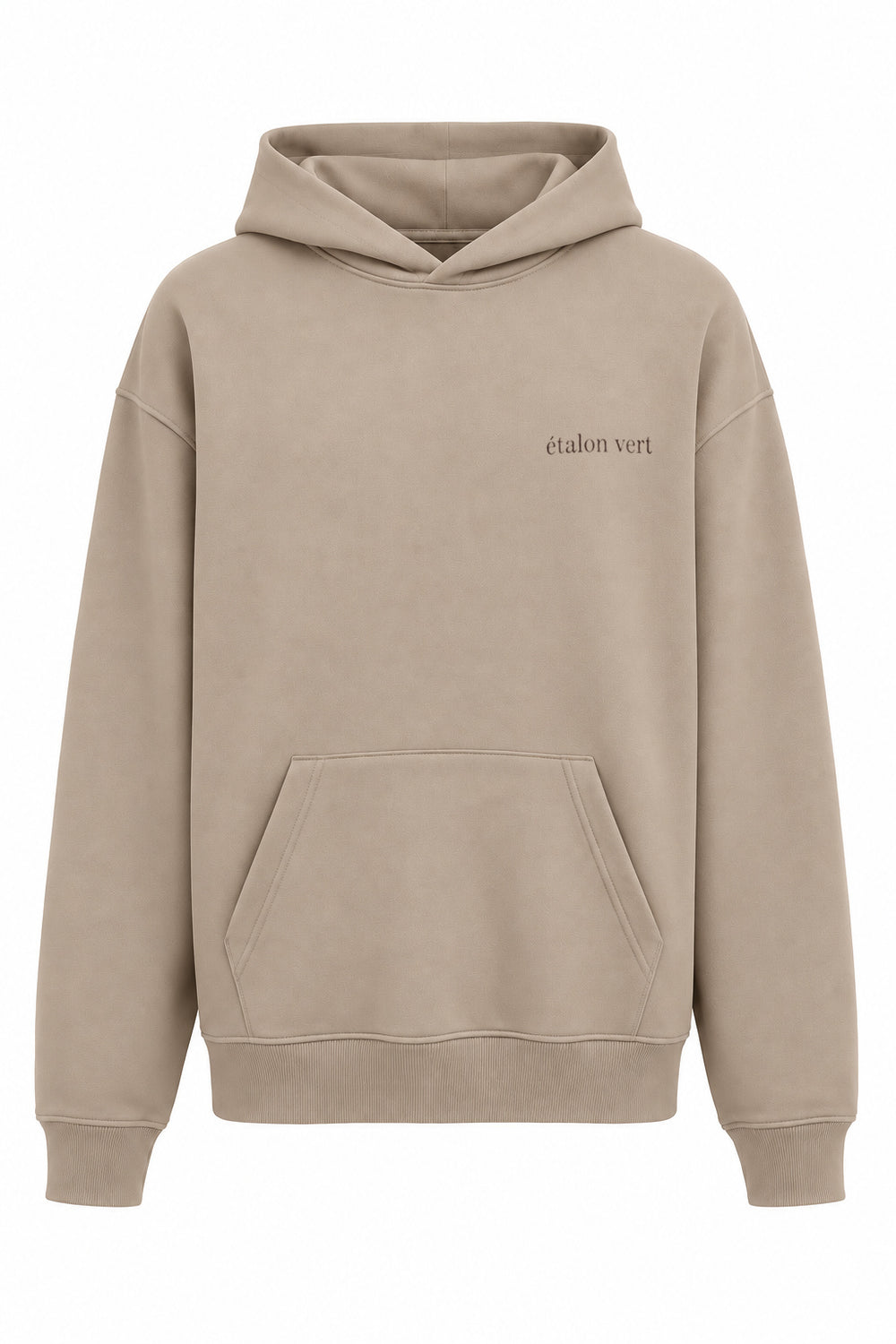 Beige Oversize Hoodie – Vorderansicht, kleines braunes Logo auf linker Brust