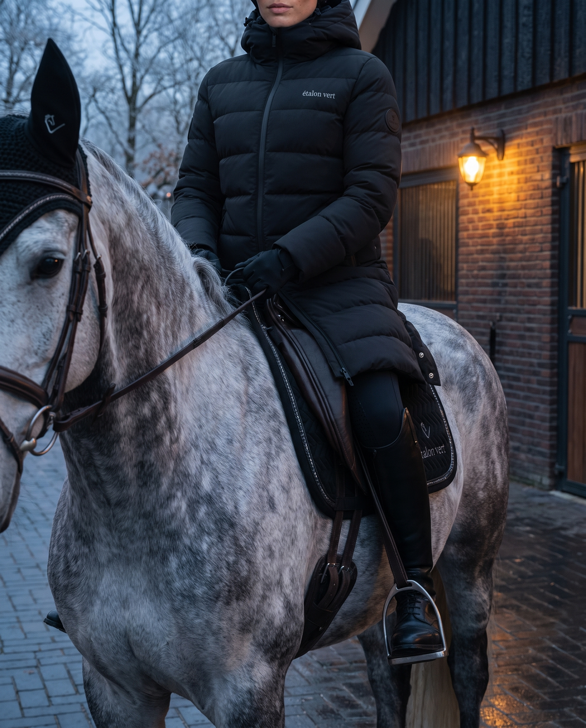 Cardento in Schwarz – Mantel beim Reiten