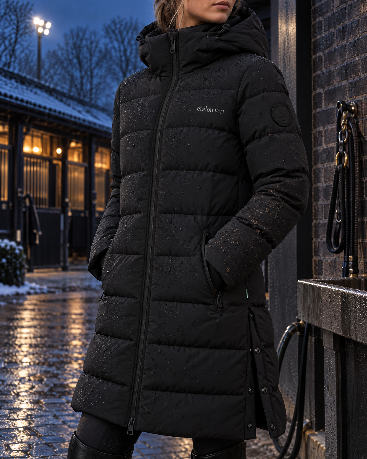 Cardento in Schwarz – Taschen und Oberstoff am Model