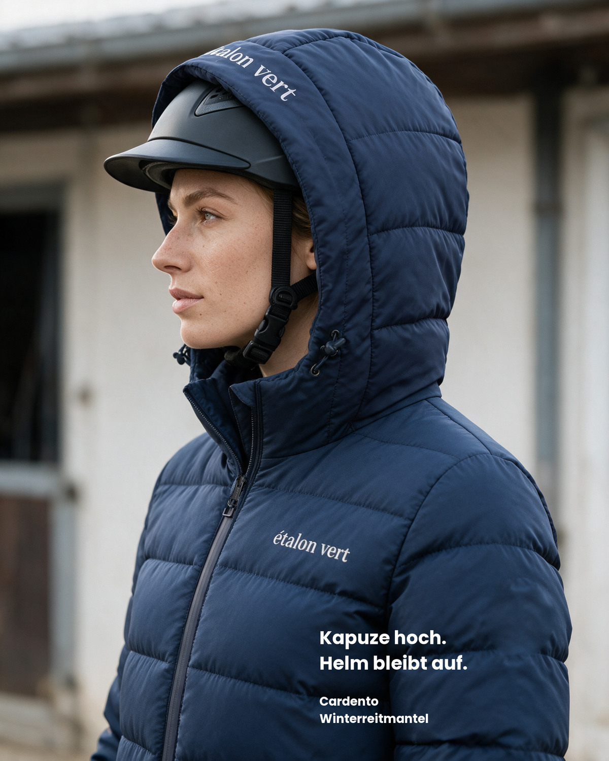 Cardento in Navy – große Kapuze über dem Reithelm