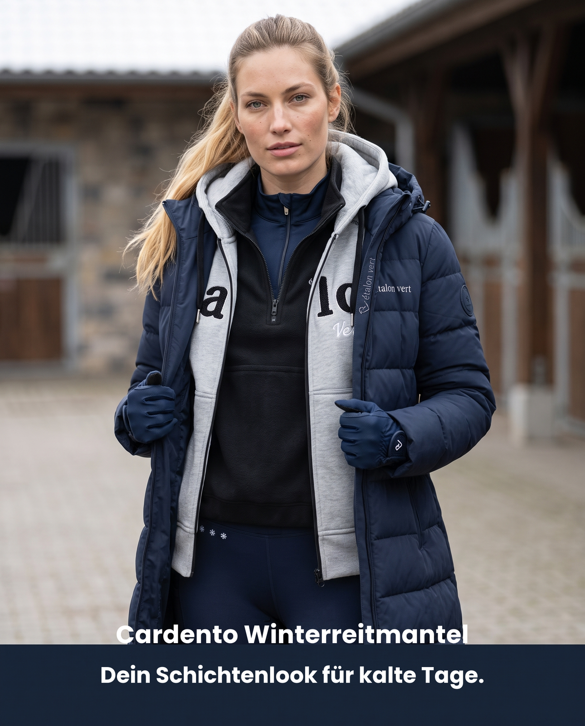 Cardento in Navy – offen getragen über mehreren Kleidungsschichten