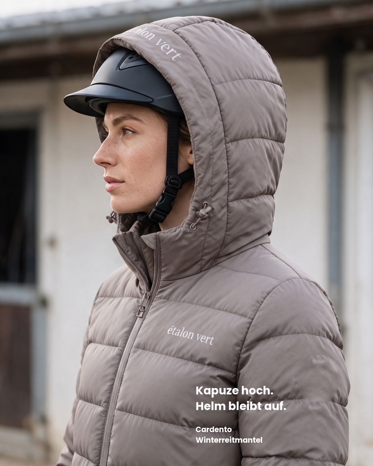 Cardento Winterreitmantel in Taupe – große Kapuze über dem Reithelm
