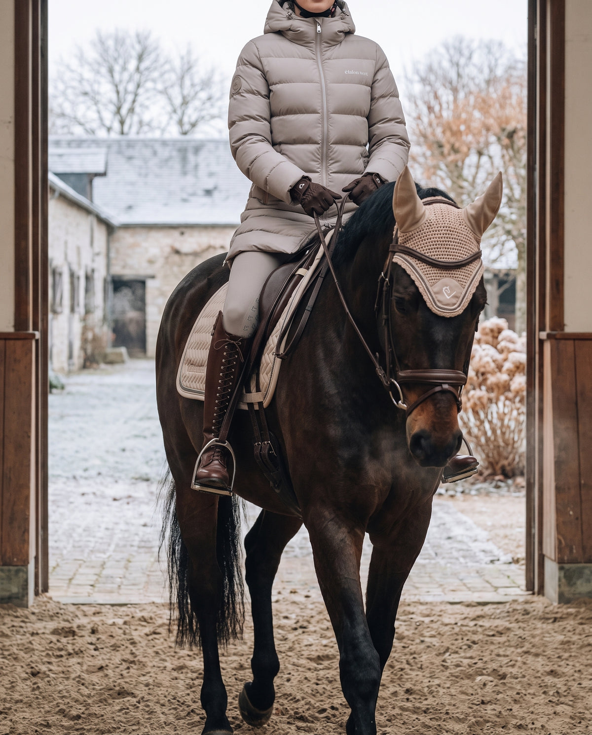 Cardento in Taupe – Mantel beim Reiten