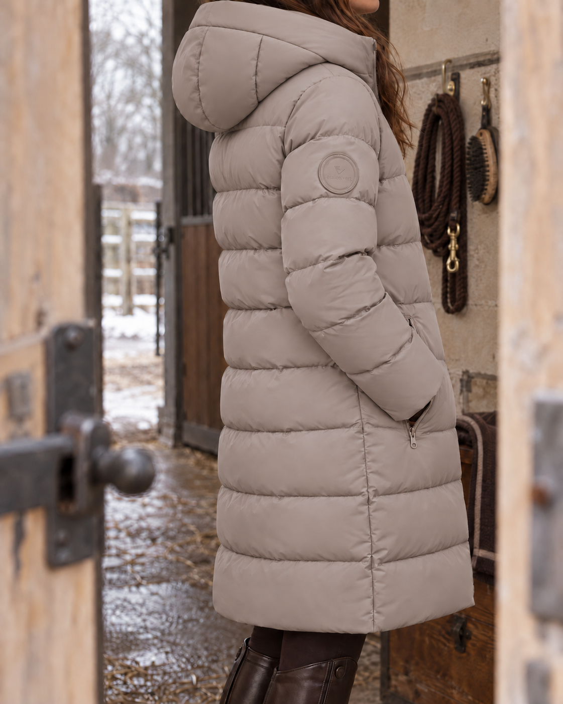 Cardento in Taupe – Rücken und Kapuze am Model