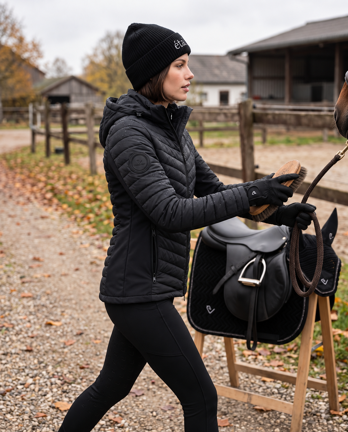 Cassini Steppjacke Black – getragen im Stall, Seitenansicht in Bewegung