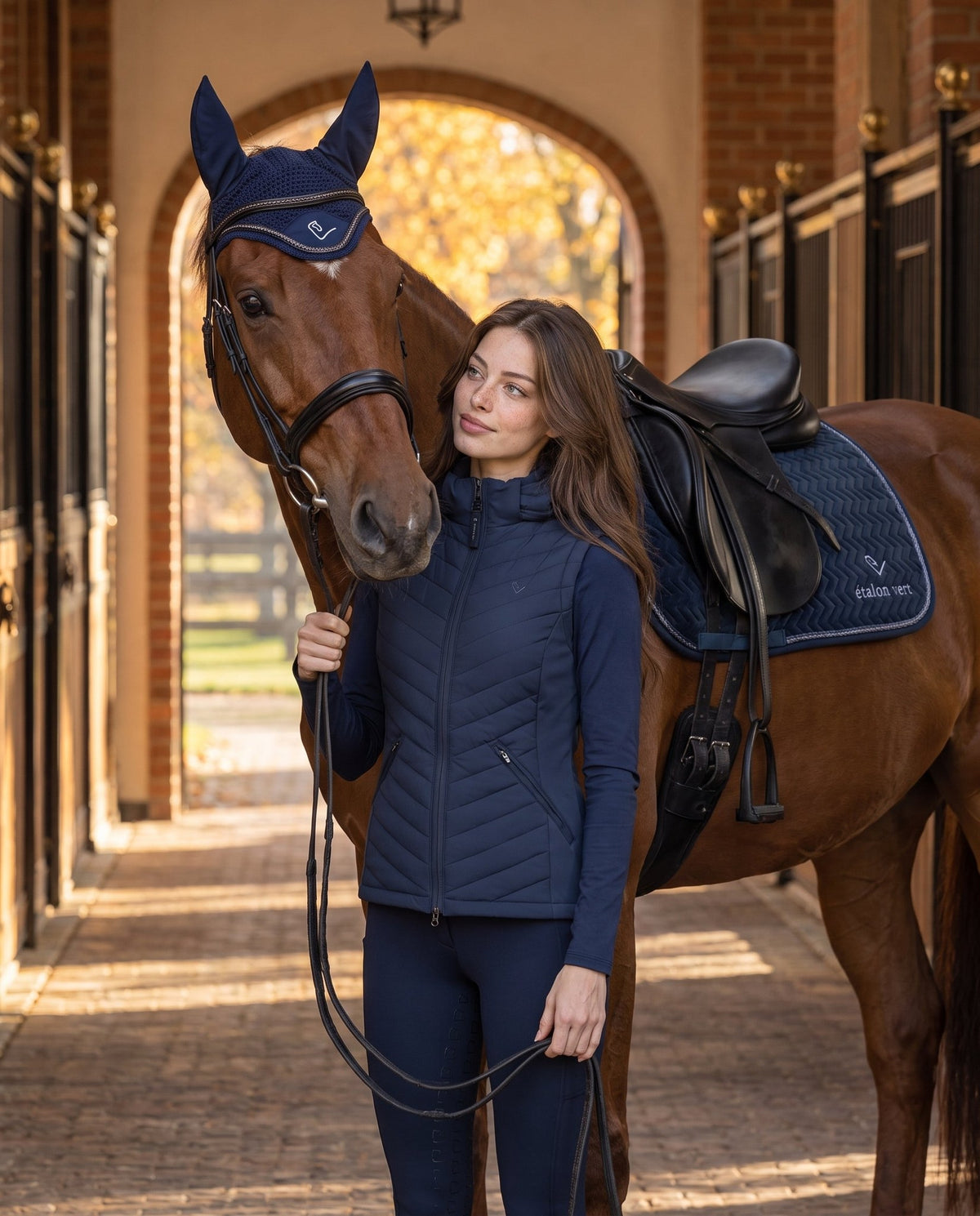 Cassini Weste Navy – am Pferd